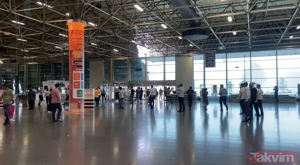 Yıldırım otobüs terminaline düştü: Çatı çöktü - 5