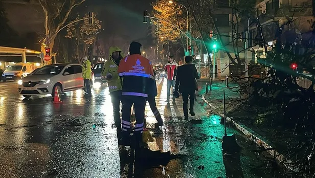 Kadıköy'de makas atan otomobil sürücüsü ölümden döndü!-4