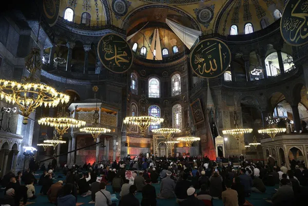 ilk-teravih-namazi-bugun-kilinacak-ayasofya-i-kebir-cami-i-serifinde-88-yil-aradan-sonra-bir-ilk-teravih-namaz-1648792628387.jpg