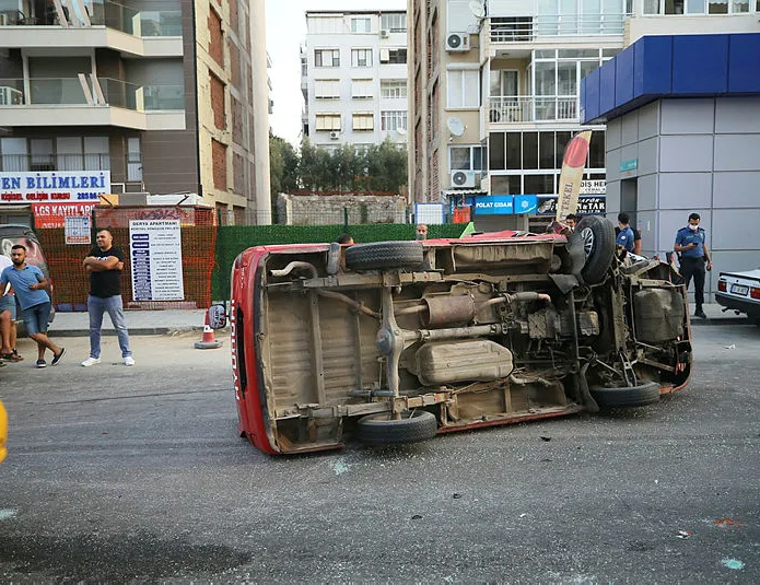 Park halindeki araçlara çarpıp yan yattı