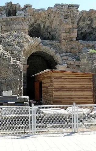 Antalya Side Antik Tiyatro'da tuvalet skandalı