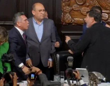 meksika-senatosunda-yumruklar-konustu-vekiller-birbirini-sucladi-seni-oldurecegim-dedi-1756388757072.jpeg Meksika, Takvim.com.tr Ekran Görüntüsü