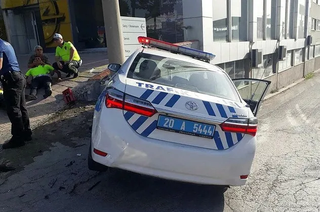 Son dakika: Denizli'de ekip otosu ile otomobil çarpıştı: 2'si polis, 5 yaralı