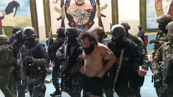 kartel-uyeleri-gazetecileri-rehin-aldi-spikerin-cebine-dinamit-ve-bomba-koydular-1704834549132.jpeg Kartel üyeleri, gazetecileri rehin aldı! Spikerin cebine dinamit ve bomba koydular | Gardiyanları canlı canlı infaz ettiler-3