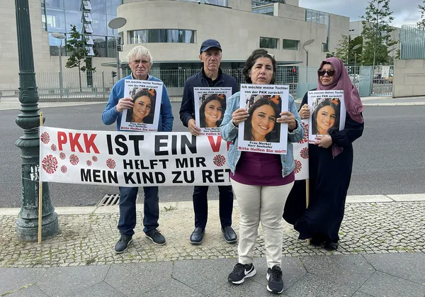 kizi-bolucu-teror-orgutu-pkk-tarafindan-kacirilan-anne-almanya-basbakanlik-binasi-onundeki-eylemde-kanser-oldum-1629294548094.jpg Kızı bölücü terör örgütü PKK tarafından kaçırılan anne, Almanya Başbakanlık binası önündeki eylemde: Kanser oldum-1