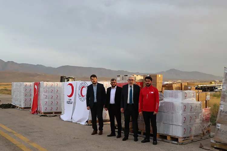turkiyeden-afganistandaki-selzedelere-yardim-eli-uzandi-24-tonluk-insani-yardim-gonderildi-1715975678006.jpg Türkiye'den Afganistan'daki selzedelere yardım eli uzandı: 24 tonluk insani yardım gönderildi-2