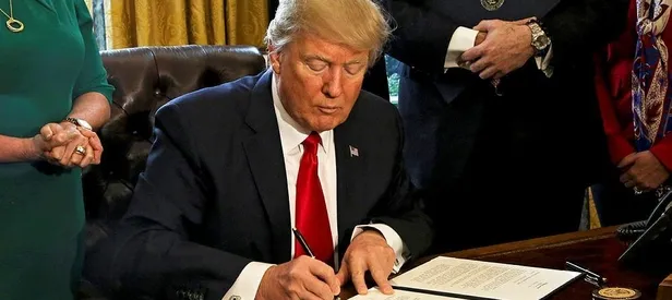 Trump’ın vize yasağı askıya alındı