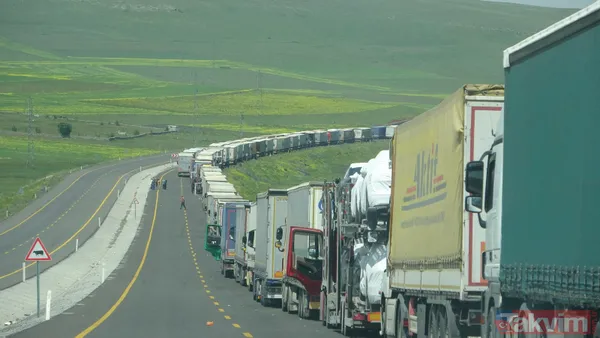 Gürcistan sınırında 16 kilometre uzunluğunda TIR kuyruğu oluştu! 3 günde sadece 3 kilometre ilerleyebiliyorlar - 23