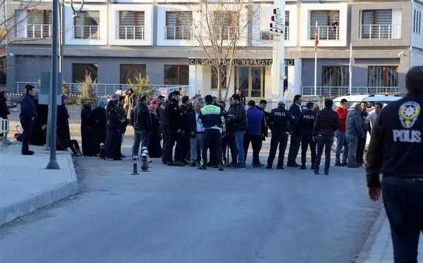 Sivas'ta hastaneyi savaş alanına döndürdüler! Çok sayıda çevik kuvvet ekibi sevk edildi-1