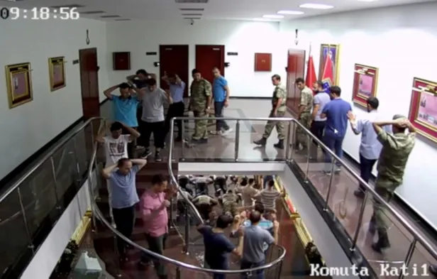 Görüntüleri ortaya çıktı! FETÖ'cü darbeciler rehineleri 'canlı kalkan' yapmışlar-4