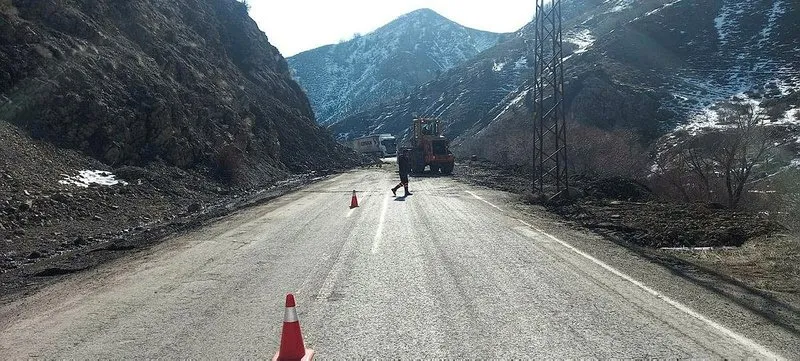 Tunceli-Erzincan kara yolunda heyelan meydana geldi
