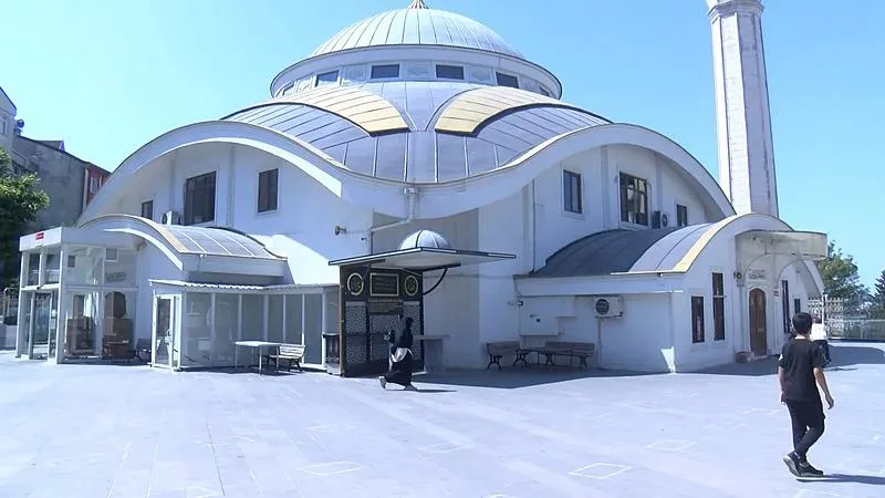 Şadırvan muslukları yenilendi. (DHA)