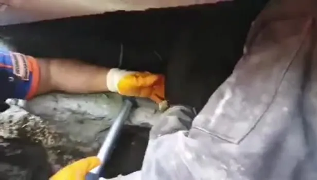 SON DAKİKA: İzmir'de bir kişinin enkaz altından kurtarıldığı anlar böyle görüntülendi: Canla başla, Bütün imkanlarımızla
