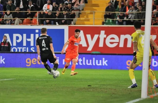 belhanda-kizardi-alanyaspor-adana-demirpor-puanlari-paylasti-1668196058615.jpeg