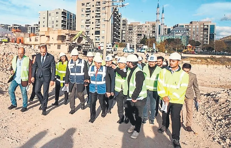 chpnin-uzundere-utanci-15-yillik-kordugum-ozgur-ozel-izmirdeki-cileyi-yine-gormezden-geldi-1775532755776.jpeg CHP'nin Uzundere utancı! 15 yıllık kördüğüm... Özgür Özel İzmir'deki çileyi yine görmezden geldi-4