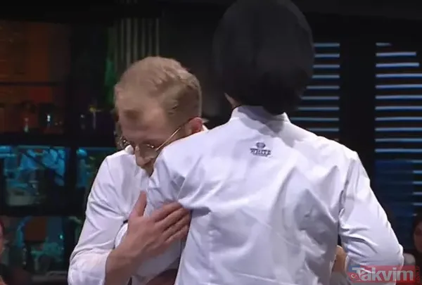 Masterchef bitti kavgası bitmiyor! Finalde düşüp bayılan Tahsin hem Demet Akalın'a hem yarışmacılara salladı Acun Ilıcalı da nasibi anldı - 3