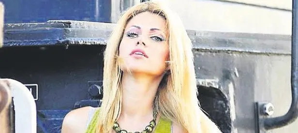 Başına çorap ördü