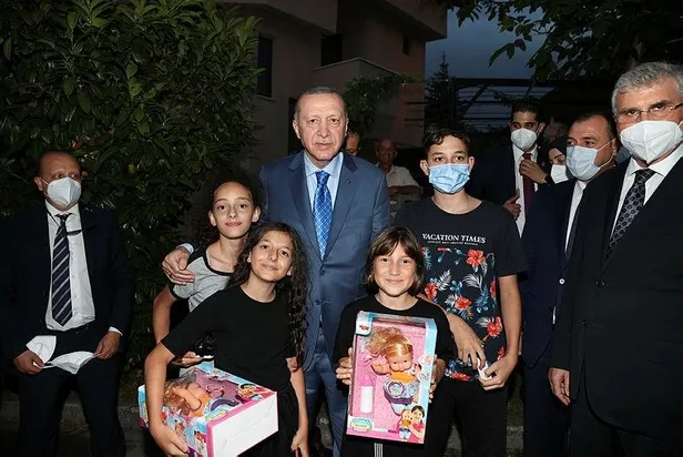 Başkan Recep Tayyip Erdoğan'a Sakarya'da sevgi seli: "Bir şarkısın sen ömür boyu sürecek"-4