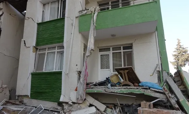 Depremin ardından acı hikayeler hüzne boğdu: Perde ve çarşafla yaşama tutunuş-3
