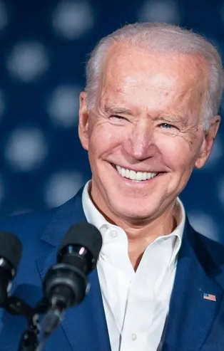 ABD Başkanı Joe Biden'ın köpeklerinin ilk icraatı Trump oyuncağını parçalamak oldu