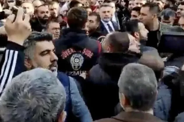 Son dakika: CHP Genel Başkanı Kemal Kılıçdaroğlu'nun korumaları Çiğli Belediyesi işçilerini darp etti