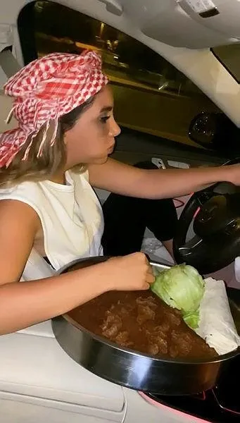 İstanbul'da trafik magandası kamerada: Direksiyon başında çiğ köfte yedi-1