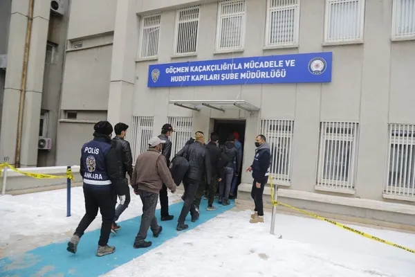 gocmen-kacakciligina-nefes-yok-ekipler-teyakkuzda-1643448338290.jpg Göçmen kaçakçılığına nefes yok! Ekipler teyakkuzda-4