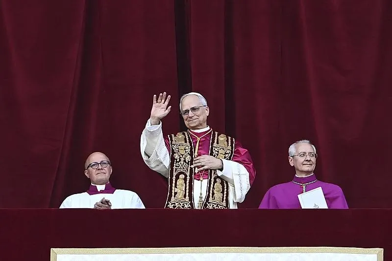 Katoliklerin yeni papası 69 yaşındaki ABD'li Kardinal Robert Prevost oldu. Seçimin ardından ʺPapa 14. Leoʺ, Aziz Petrus Bazilikası'nda toplanan kalabalığı selamladı. (AA)