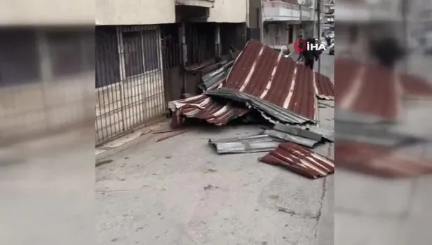 İzmir’de etkili olan fırtına nedeniyle çatılar uçtu, ağaçlar devrildi
