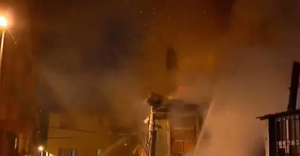 Beyoğlu’nda 2 katlı binada korkutan yangın!