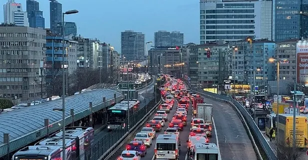 İstanbul yine kilitlendi! Trafik yoğunluğu yüzde 85'e dayandı