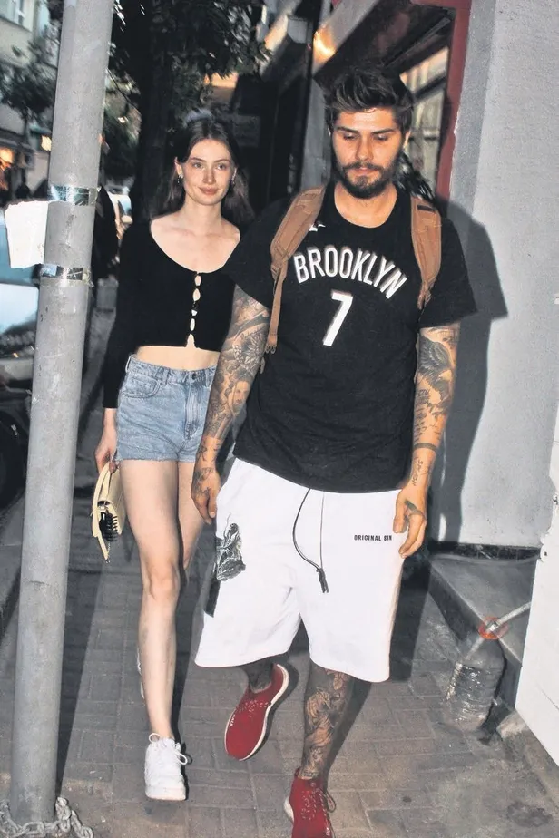 nisa-bolukbasindanm-ayrilan-baris-murat-yagci-nisantasinin-arka-sokaklarinda-alman-guzelle-yakalandi-1659474909251.jpeg Nisa Bölükbaşı'ndan ayrılan Barış Murat Yağcı Nişantaşı'nın arka sokaklarında Laura Celini ile yakalandı!-5