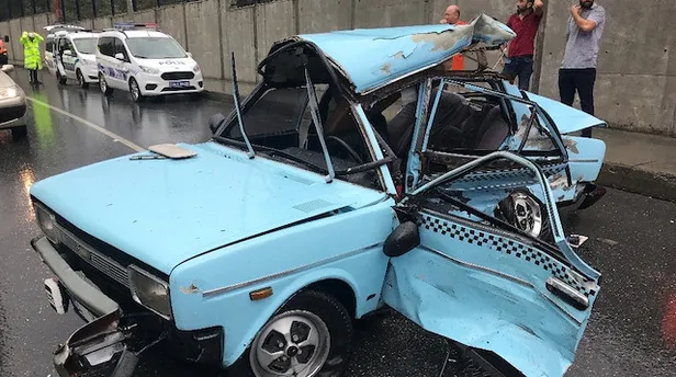 Sağanak yağış sonrası Sarıyer'de feci kaza! Akaryakıt tankeri otomobili biçti-1
