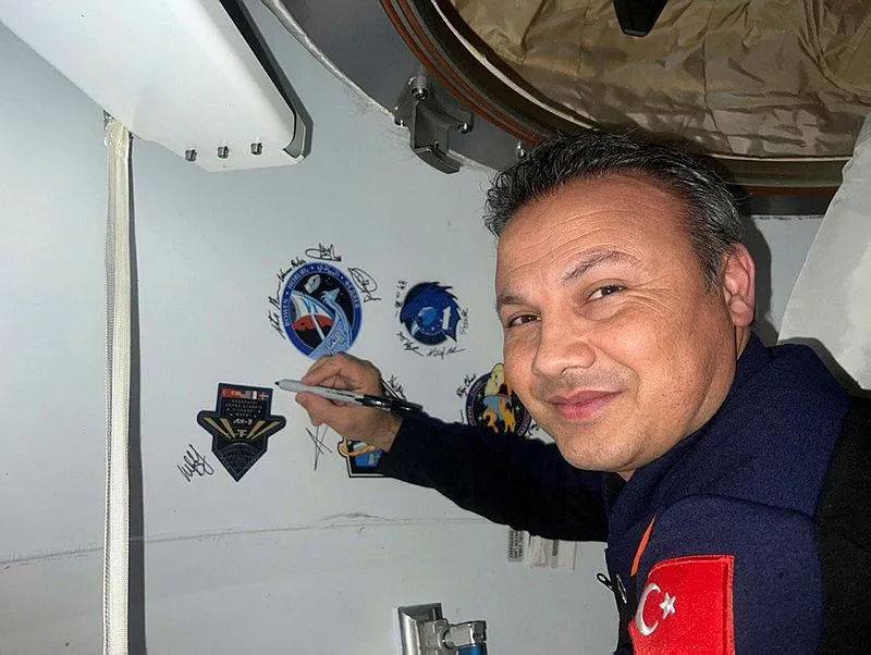 Türk astronot Alper Gezeravcı dünyaya döndü! "Merhaba dünya, ben geldim" sözleriyle sosyal medya hesabından paylaştı-3