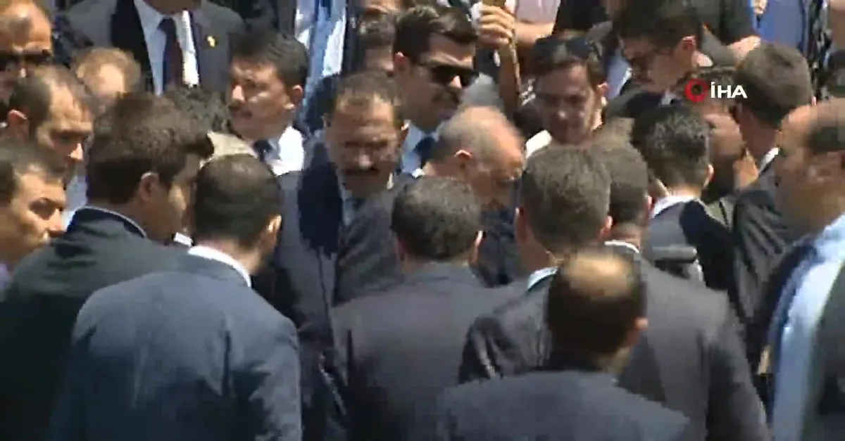 Cumhurbaşkanı Erdoğan’a cuma namazı çıkışında vatandaşlardan yoğun ilgi