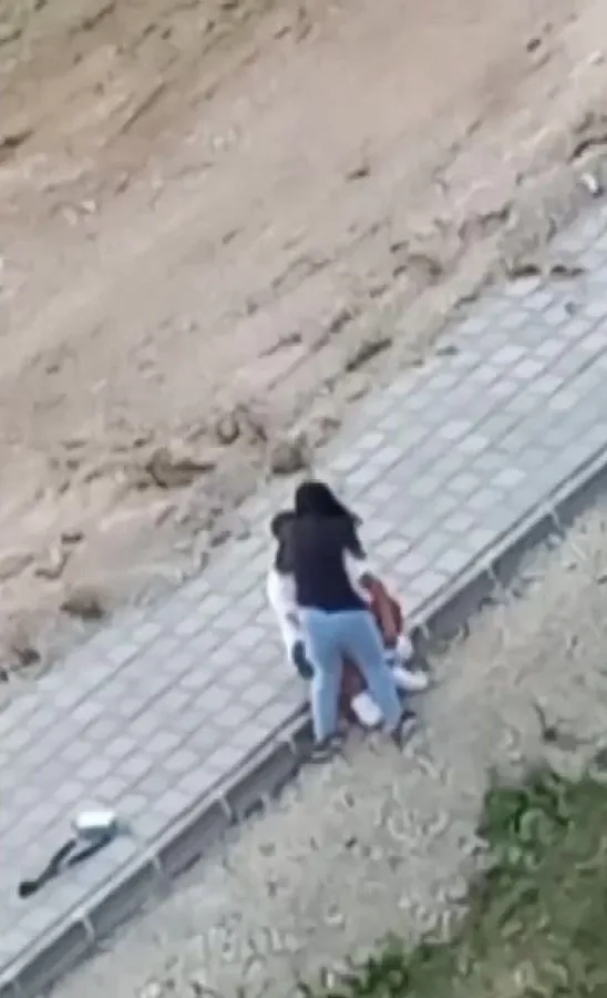 bu-kez-kadindan-erkege-siddet-genc-kiz-kaldirimda-oturan-erkegi-tokatlayip-dovdu-seni-oldururum-1651389716746.jpg Bu kez kadından erkeğe şiddet! Genç kız kaldırımda oturan erkeği tokatlayıp dövdü: Seni öldürürüm-3