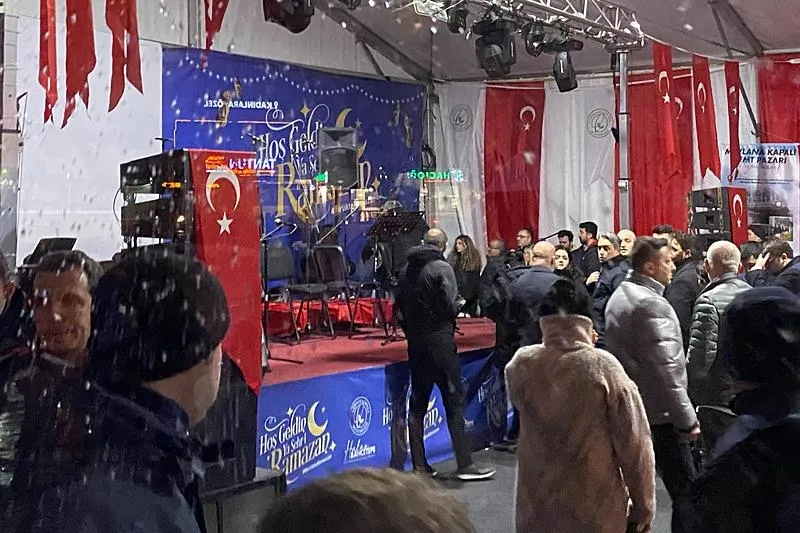 Gaziosmanpaşa'da Ramazan etkinlik çadırında sahne çöktü. (AA)