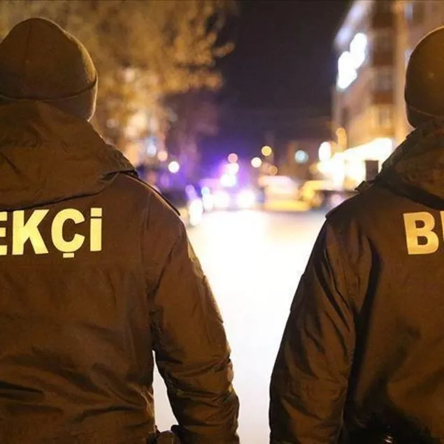 Üst-bekçi geliyor
