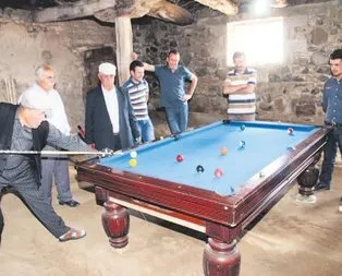 İhtiyar delikanlılardan ahırda bilardo turnuvası