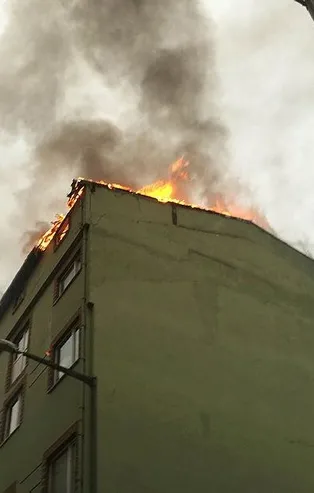 Son dakika: İstanbul Beyoğlu'nda iş hanının çatısı alev alev yandı