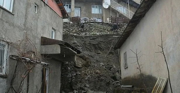 Hakkari’de toprak kayması sonucu 3 ev tahliye edildi