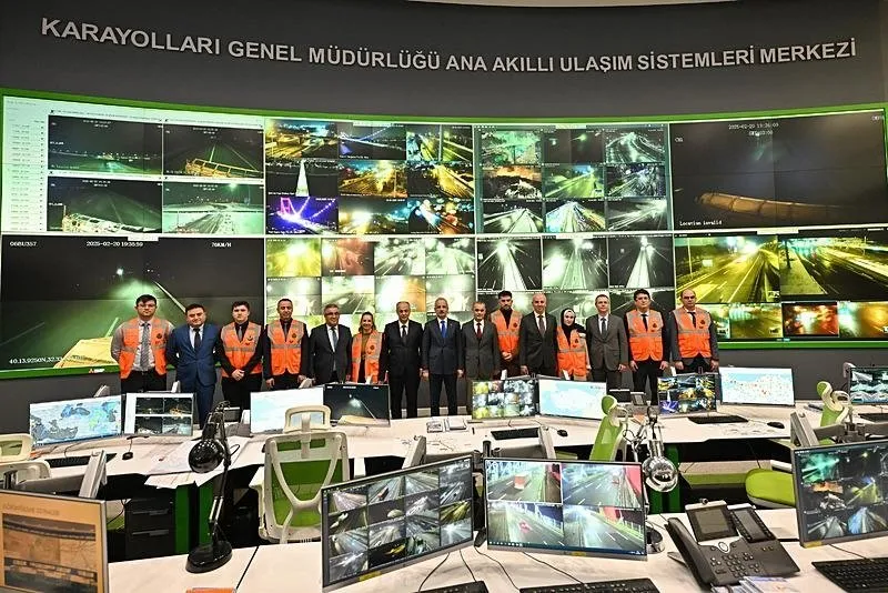 Karayolları Genel Müdürlüğü (KGM) Ana Akıllı Ulaşım Sistemleri Merkezi'nde karla mücadele çalışmaları sürüyor. (AA)