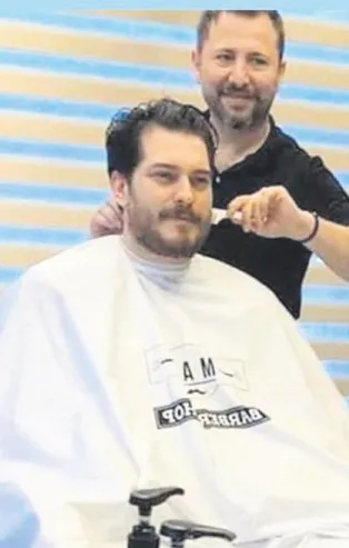 Askere gitmeye hazırlanan Çağatay Ulusoy, saçlarını ve sakallarını kestirdi