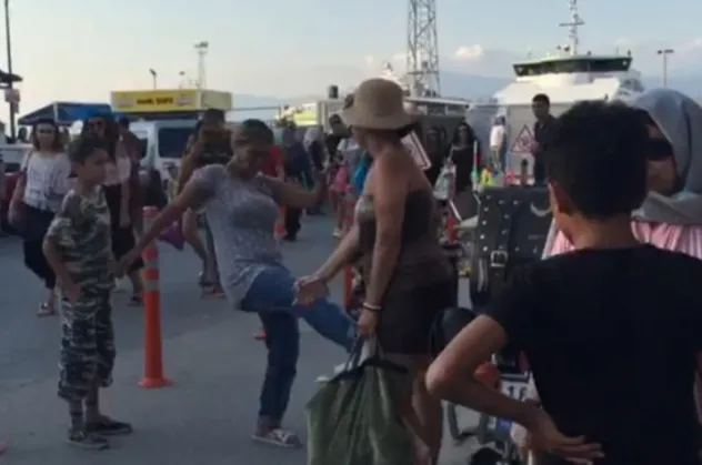 "Kocama baktın" deyip turist kadına tekme tokat saldırdı