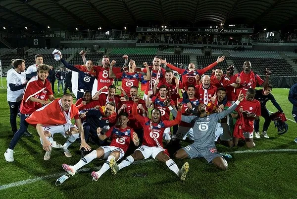 Irkçılık yapan Fransızlara tokat gibi cevap! Lille taraftarları şehri Türk bayrakları ile donattı-4