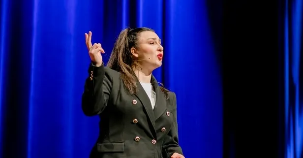 Yasemin Sakallıoğlu Amsterdam'ı kahkahaya boğdu!