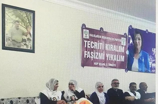 HDP'li vekiller teröristbaşı Öcalan posteriyle poz verdi