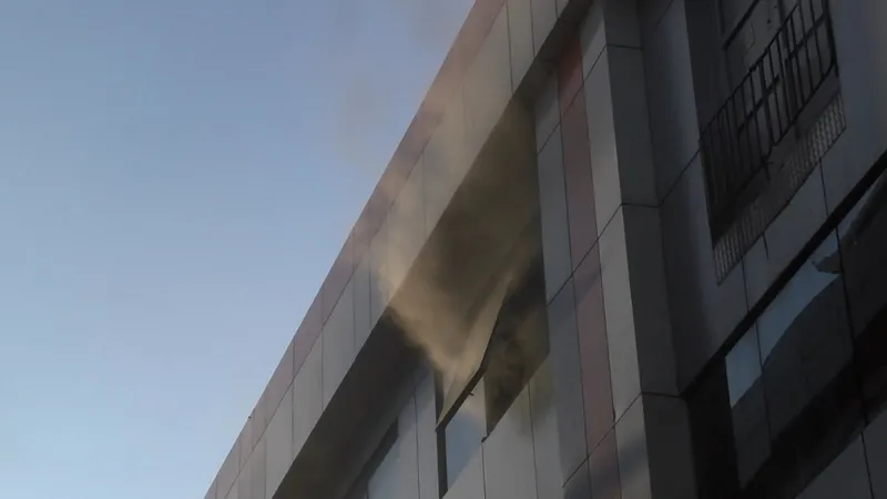 Son dakika: İstanbul Bayrampaşa'da bir depoda yangın! 19 kişi itfaiye tarafından kurtarıldı-4