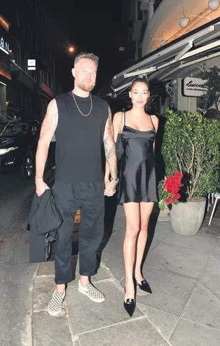 Dilan Çiçek Deniz ve Thor Saevarsson sokak ortasında aşka geldiler!