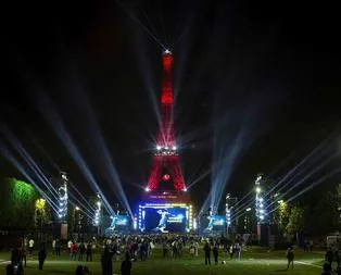 Eyfel Kulesi kırmızı-beyaza büründü